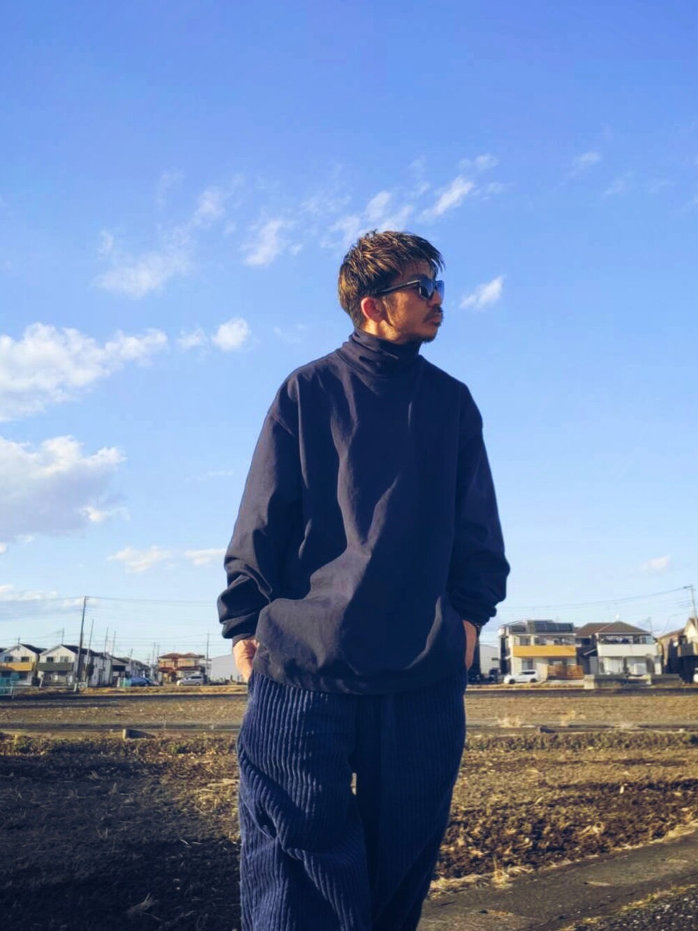 ブルー系のTシャツ/カットソー、ブルー系のその他パンツ、ブラック系のブーツを着用したメンズの冬コーディネートの3枚目の写真