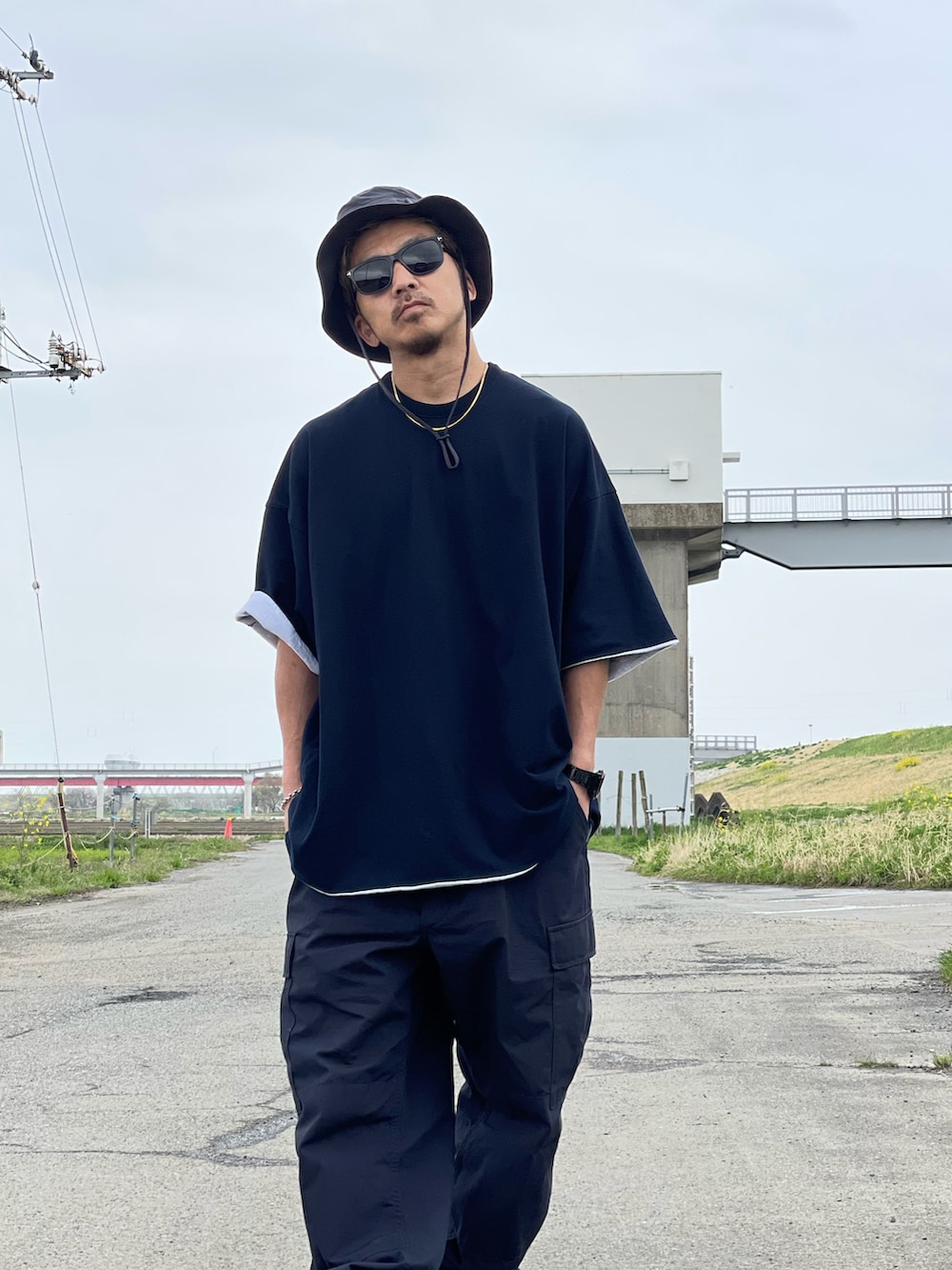 ブルー系のTシャツ/カットソー、ブルー系のカーゴパンツ、グレー系のハットを着用したメンズの春コーディネートの3枚目の写真