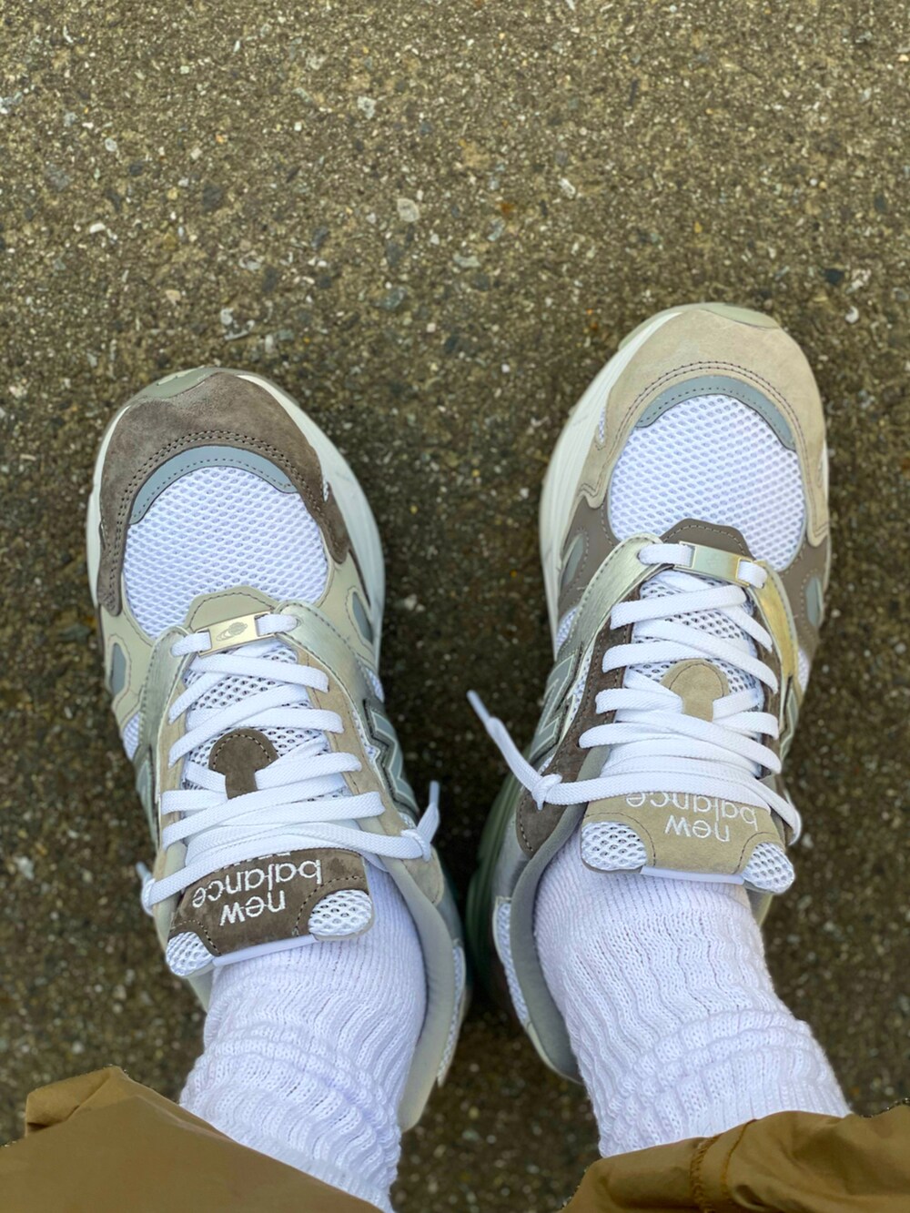 ホワイト系のトップス、グリーン系のパンツ、ホワイト系のスニーカーを着用したメンズの夏コーディネートの4枚目の写真