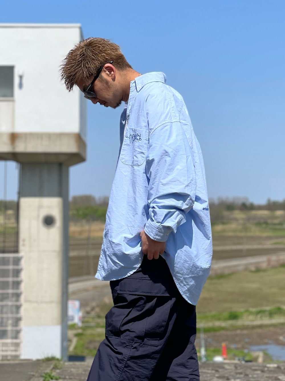 グレー系のTシャツ/カットソー、ブルー系のシャツ/ブラウス、ブルー系のカーゴパンツを着用したメンズの春コーディネートの2枚目の写真