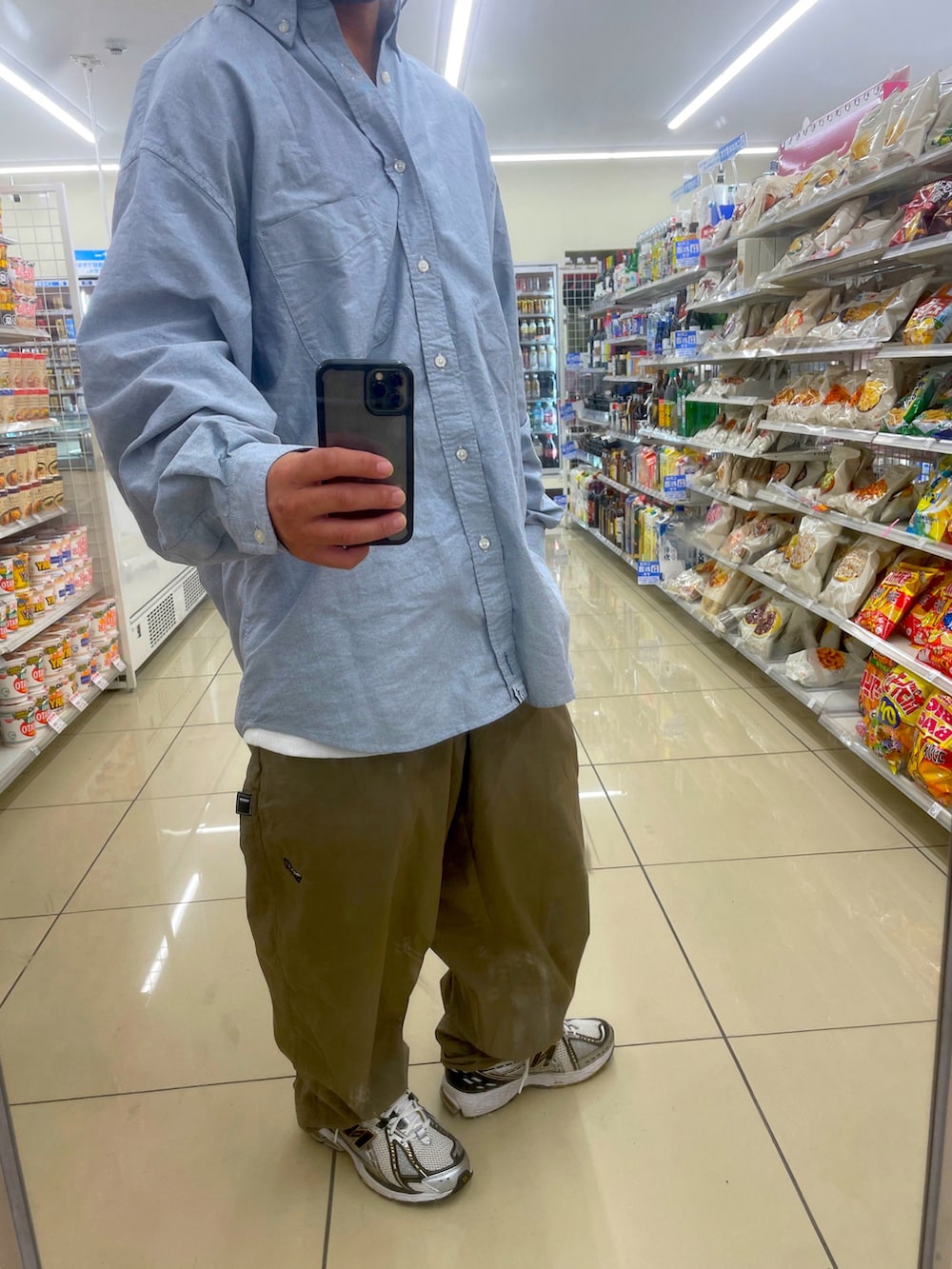 ブルー系のシャツ/ブラウス、グリーン系のパンツ、イエロー系のスニーカーを着用したメンズの秋コーディネートの2枚目の写真