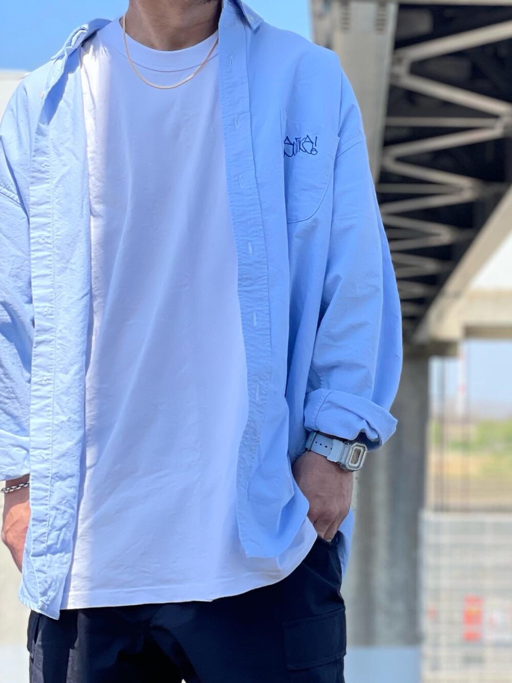 グレー系のTシャツ/カットソー、ブルー系のシャツ/ブラウス、ブルー系のカーゴパンツを着用したメンズの春コーディネートの3枚目の写真