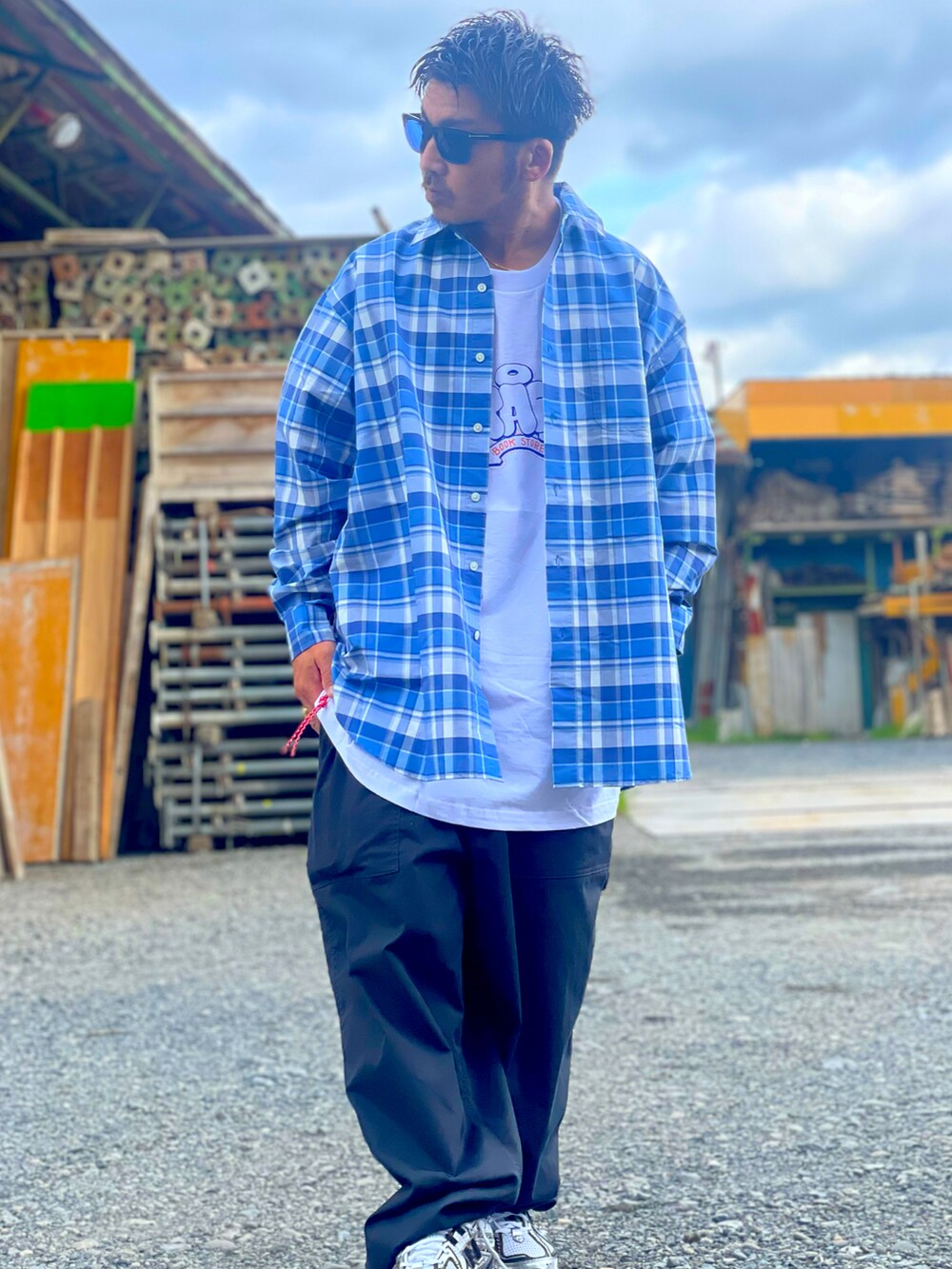 ブルー系のチノパンツ、ブルー系のシャツ/ブラウス、ホワイト系のトップスを着用したメンズの秋コーディネートの3枚目の写真