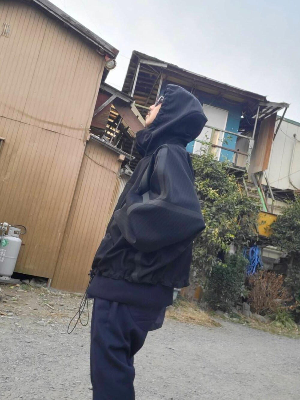 ブラック系のトップス、ブルー系のパンツ、ブルー系のシャツ/ブラウスを着用したメンズの冬コーディネートの5枚目の写真