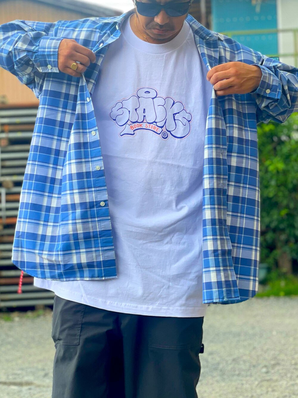 ブルー系のチノパンツ、ブルー系のシャツ/ブラウス、ホワイト系のトップスを着用したメンズの秋コーディネートの2枚目の写真