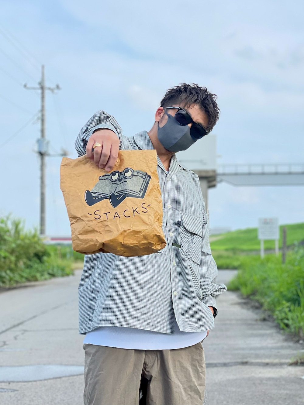 グリーン系のシャツ/ブラウス、グリーン系のパンツ、ブラウン系のバッグを着用したメンズの秋コーディネートの2枚目の写真