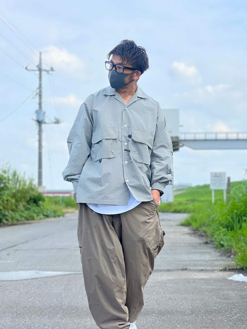 グリーン系のシャツ/ブラウス、グリーン系のパンツ、ブラウン系のバッグを着用したメンズの秋コーディネートの3枚目の写真