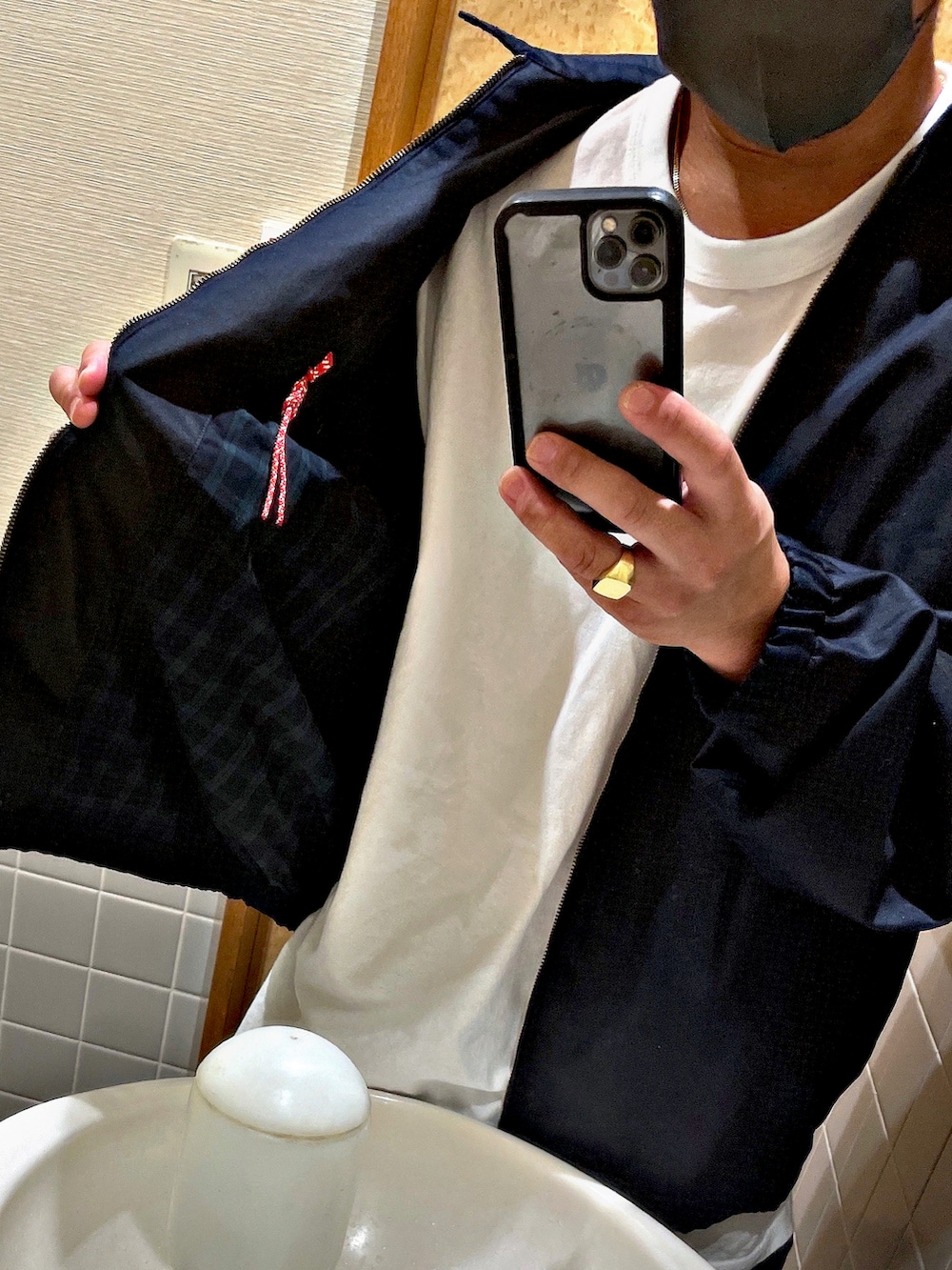 ブルー系のジャケット/アウター、グリーン系のパンツ、ベージュ系のキャップを着用したメンズの秋コーディネートの3枚目の写真