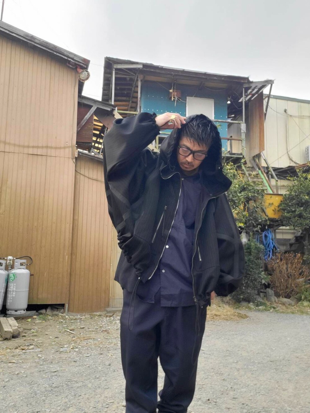 ブラック系のトップス、ブルー系のパンツ、ブルー系のシャツ/ブラウスを着用したメンズの冬コーディネートの4枚目の写真