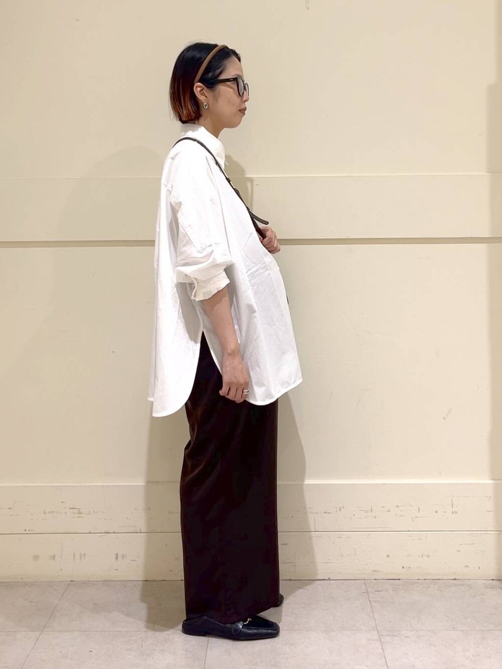 ホワイト系のシャツ/ブラウス、ブラウン系のその他パンツ、ブラウン系のショルダーバッグを着用したレディースの夏コーディネートの4枚目の写真