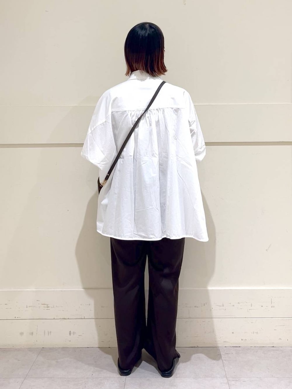ホワイト系のシャツ/ブラウス、ブラウン系のその他パンツ、ブラウン系のショルダーバッグを着用したレディースの夏コーディネートの3枚目の写真