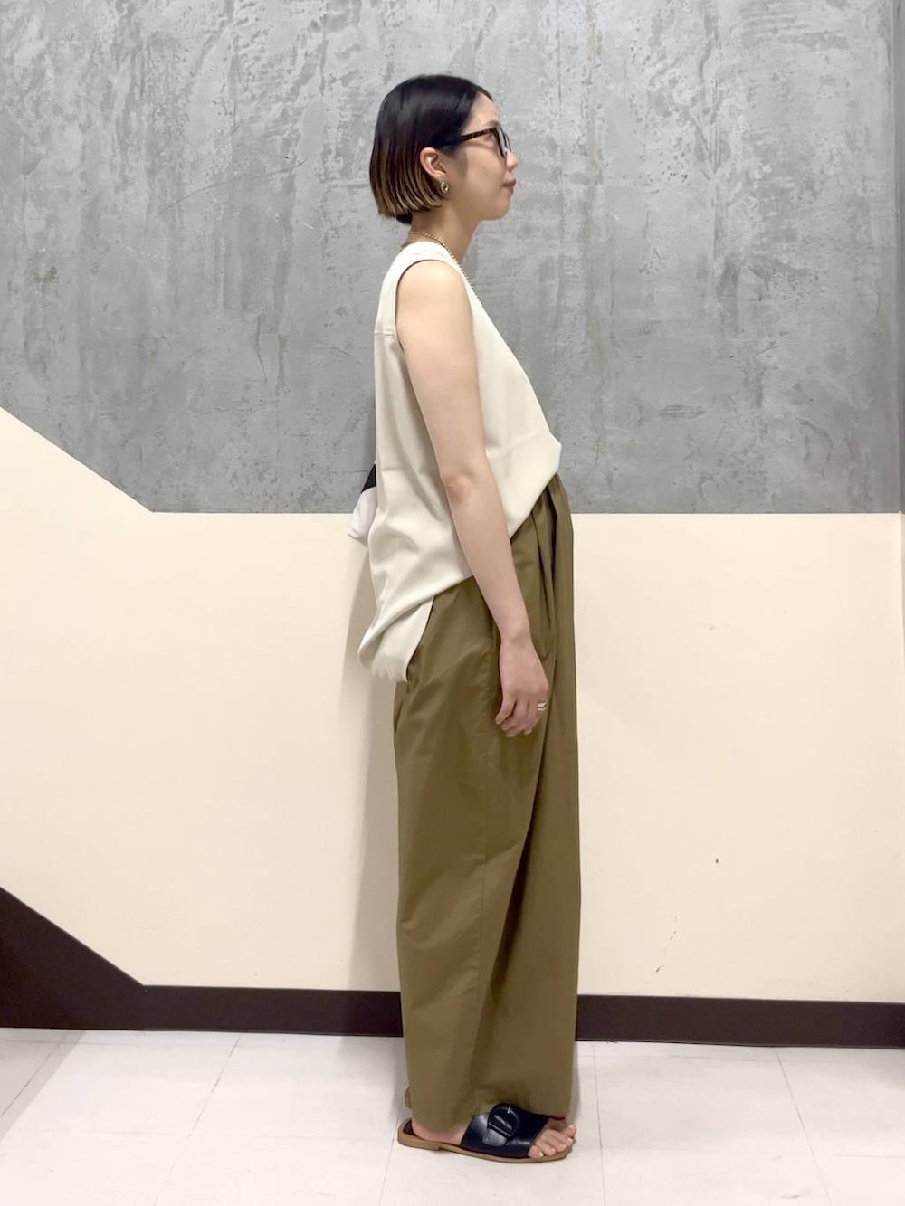 「差し色コーデ、ワントーン、カジュアル、大人カジュアル、きれいめカジュアル、ノースリーブ、夏コーデ、ワイドパンツ、BARNYARDSTORM、めがね、シンプルコーデ、新作」｜「BARNYARDSTORMのBARNYARDSTORM / タタックイージーパンツ　トレンドのコクーンシルエット（その他パンツ、ベージュ系）」を使った、チヒロさん（レディース・157cm）の夏コーディネートの4枚目の写真