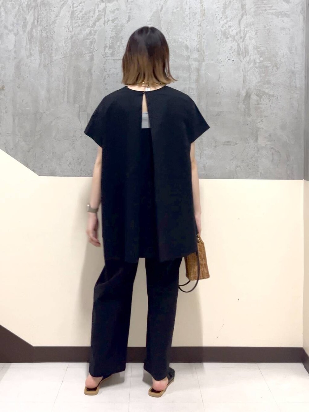 ブラック系のショルダーバッグ、ブラック系のシャツ/ブラウス、ブラック系のその他パンツを着用したレディースの夏コーディネートの3枚目の写真