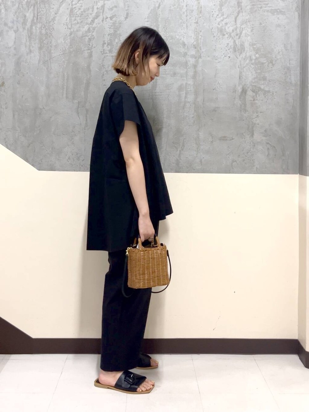 ブラック系のショルダーバッグ、ブラック系のシャツ/ブラウス、ブラック系のその他パンツを着用したレディースの夏コーディネートの4枚目の写真