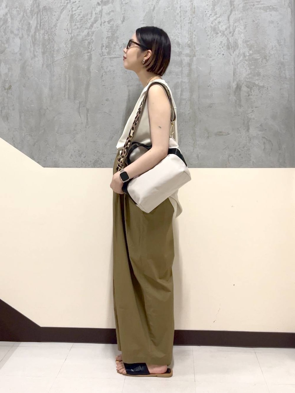 「差し色コーデ、ワントーン、カジュアル、大人カジュアル、きれいめカジュアル、ノースリーブ、夏コーデ、ワイドパンツ、BARNYARDSTORM、めがね、シンプルコーデ、新作」｜「BARNYARDSTORMのBARNYARDSTORM / タタックイージーパンツ　トレンドのコクーンシルエット（その他パンツ、ベージュ系）」を使った、チヒロさん（レディース・157cm）の夏コーディネートの2枚目の写真