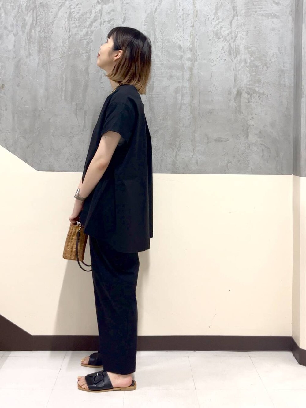 ブラック系のショルダーバッグ、ブラック系のシャツ/ブラウス、ブラック系のその他パンツを着用したレディースの夏コーディネートの2枚目の写真