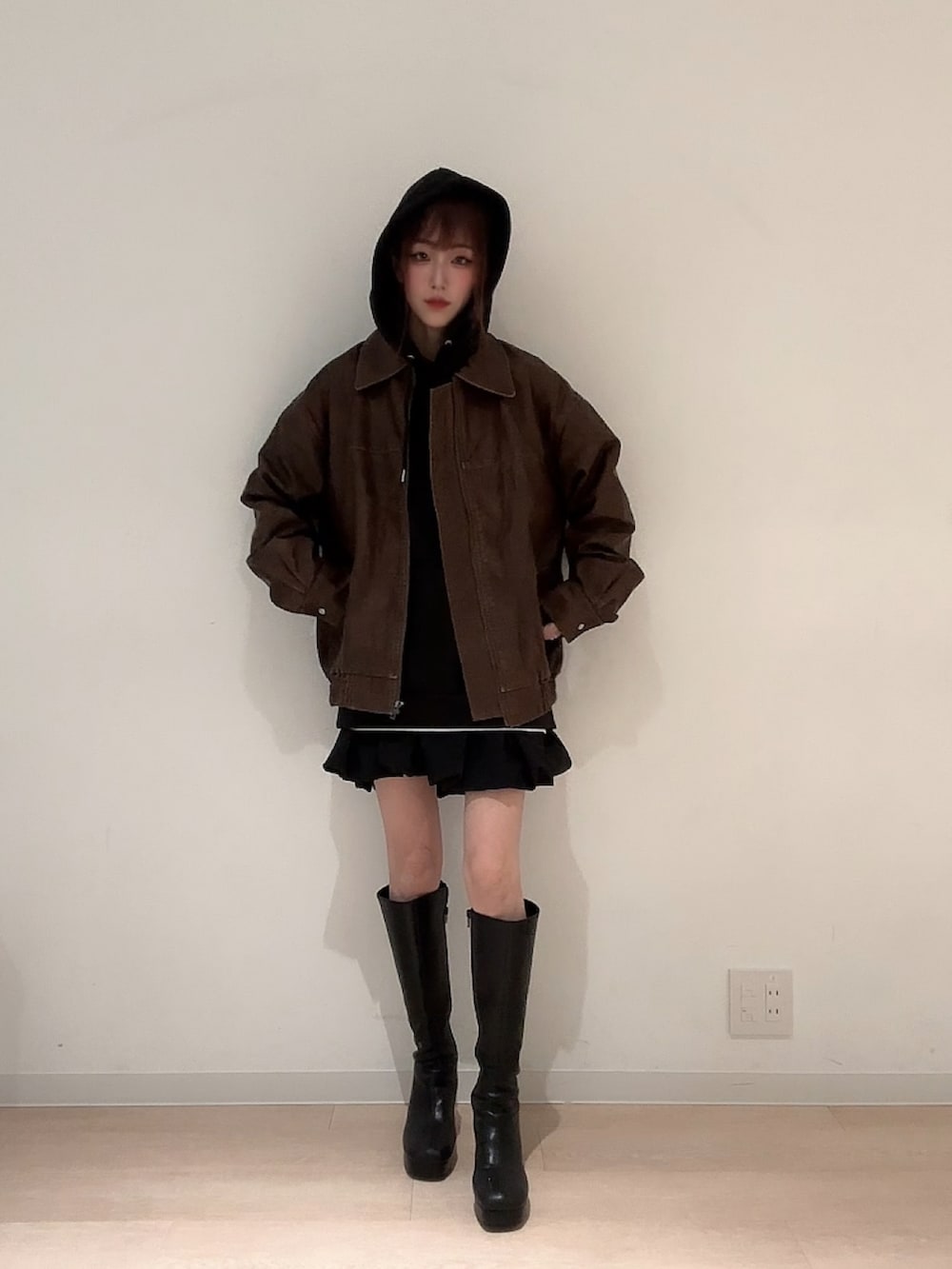 ブラウン系のブルゾン、ブラック系のその他パンツ、ブラック系のブーツを着用したレディースの秋コーディネートの2枚目の写真