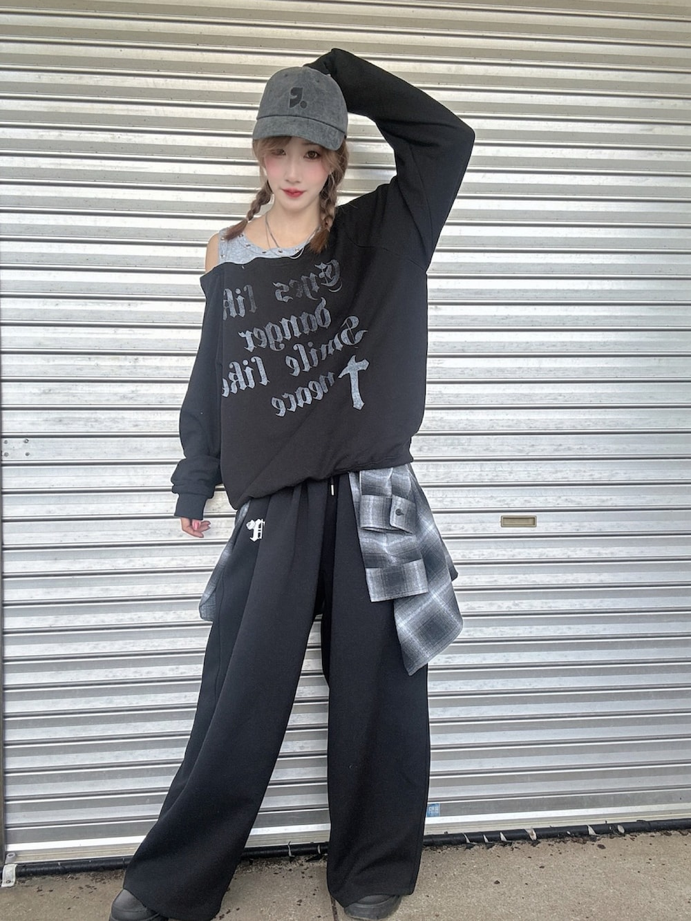 ブラック系のスウェットパンツ、ブラック系のスウェット、ピンク系のアイシャドウを着用したレディースの秋コーディネートの5枚目の写真