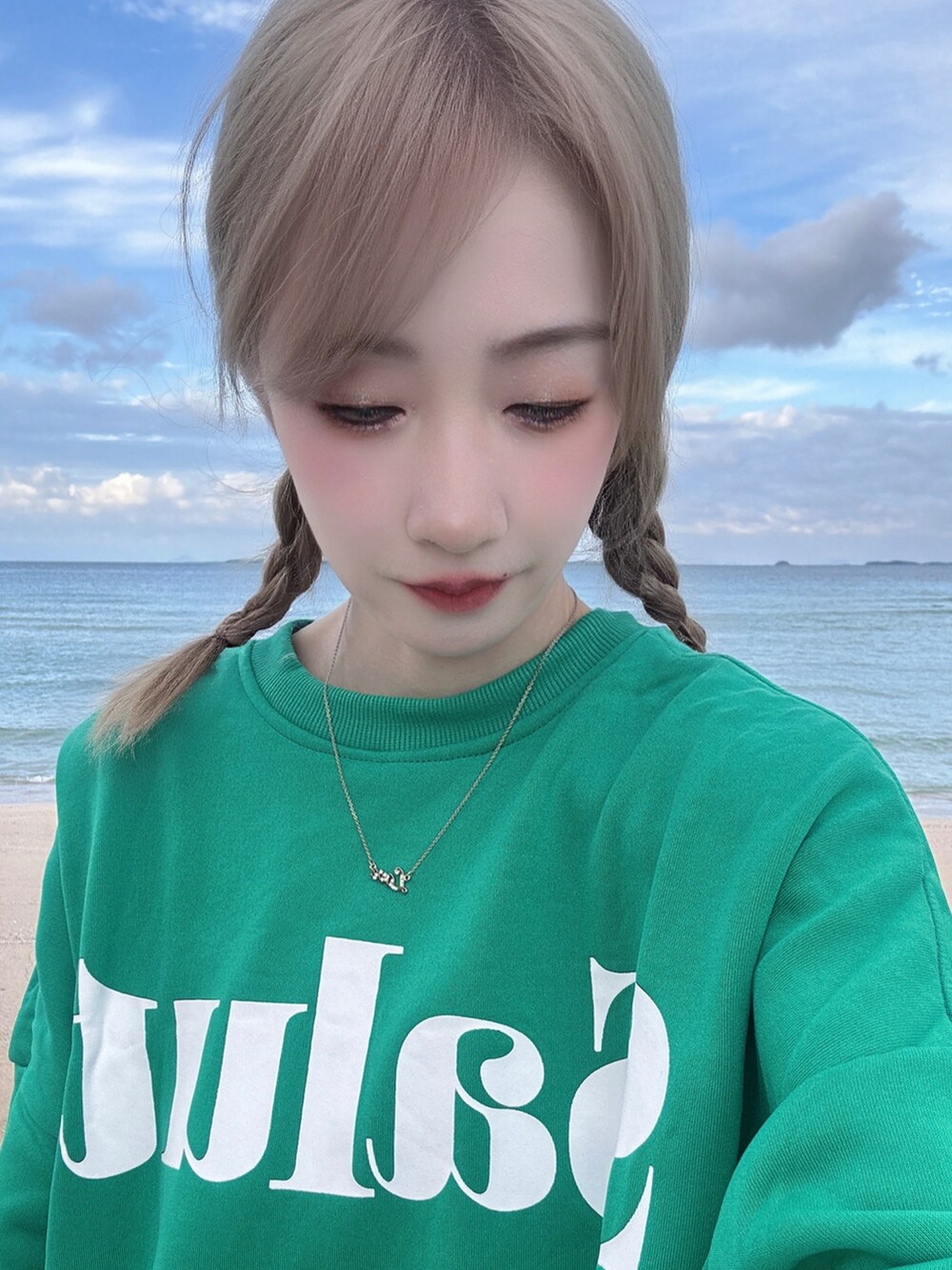 グリーン系のスウェット、ブラック系のその他パンツ、ブラック系のマスカラを着用したレディースの秋コーディネートの2枚目の写真