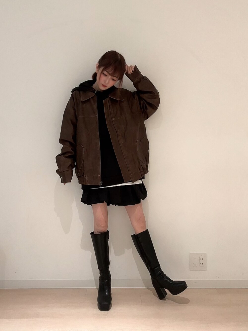 ブラウン系のブルゾン、ブラック系のその他パンツ、ブラック系のブーツを着用したレディースの秋コーディネートの3枚目の写真