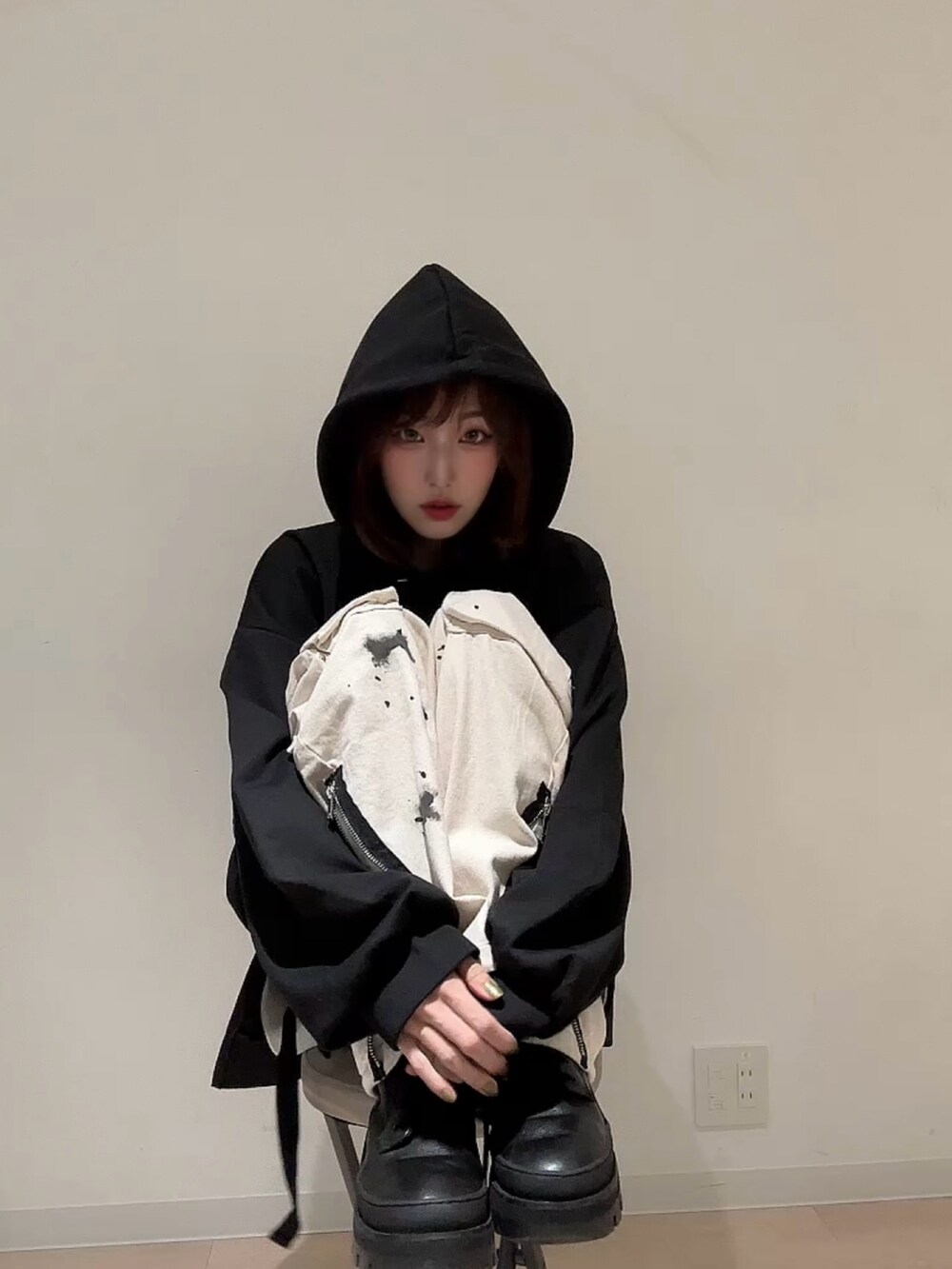 ホワイト系のデニムパンツ、ブラック系のブーツ、その他のハンドケア/ハンドクリームを着用したレディースの秋コーディネートの5枚目の写真