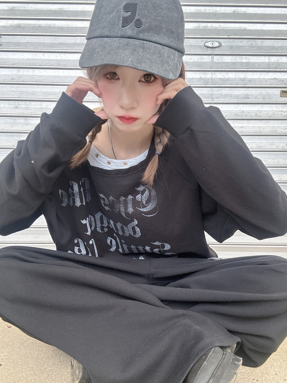 ブラック系のスウェットパンツ、ブラック系のスウェット、ピンク系のアイシャドウを着用したレディースの秋コーディネートの3枚目の写真