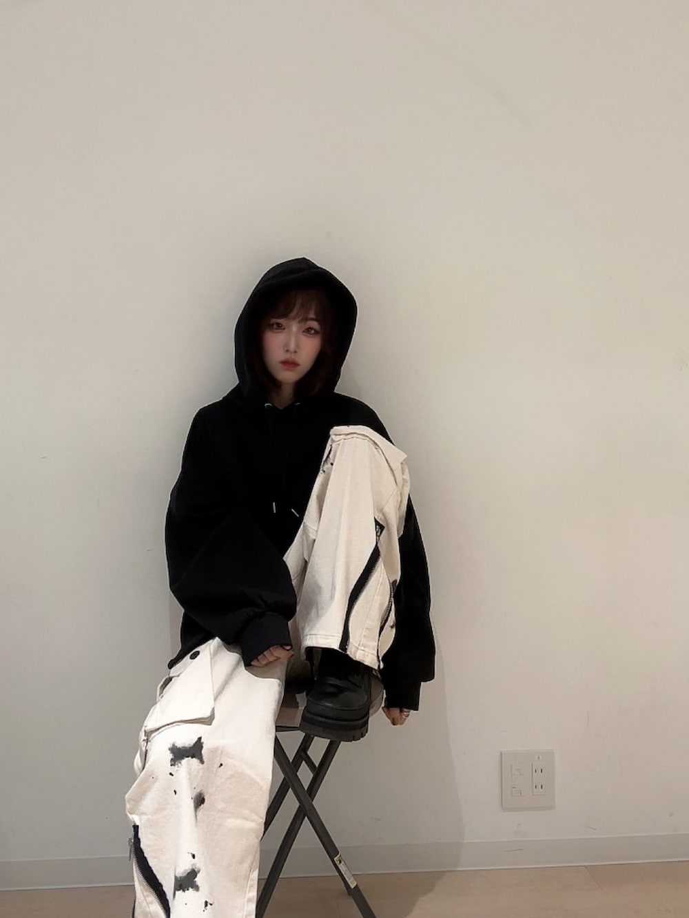 ホワイト系のデニムパンツ、ブラック系のブーツ、その他のハンドケア/ハンドクリームを着用したレディースの秋コーディネートの2枚目の写真