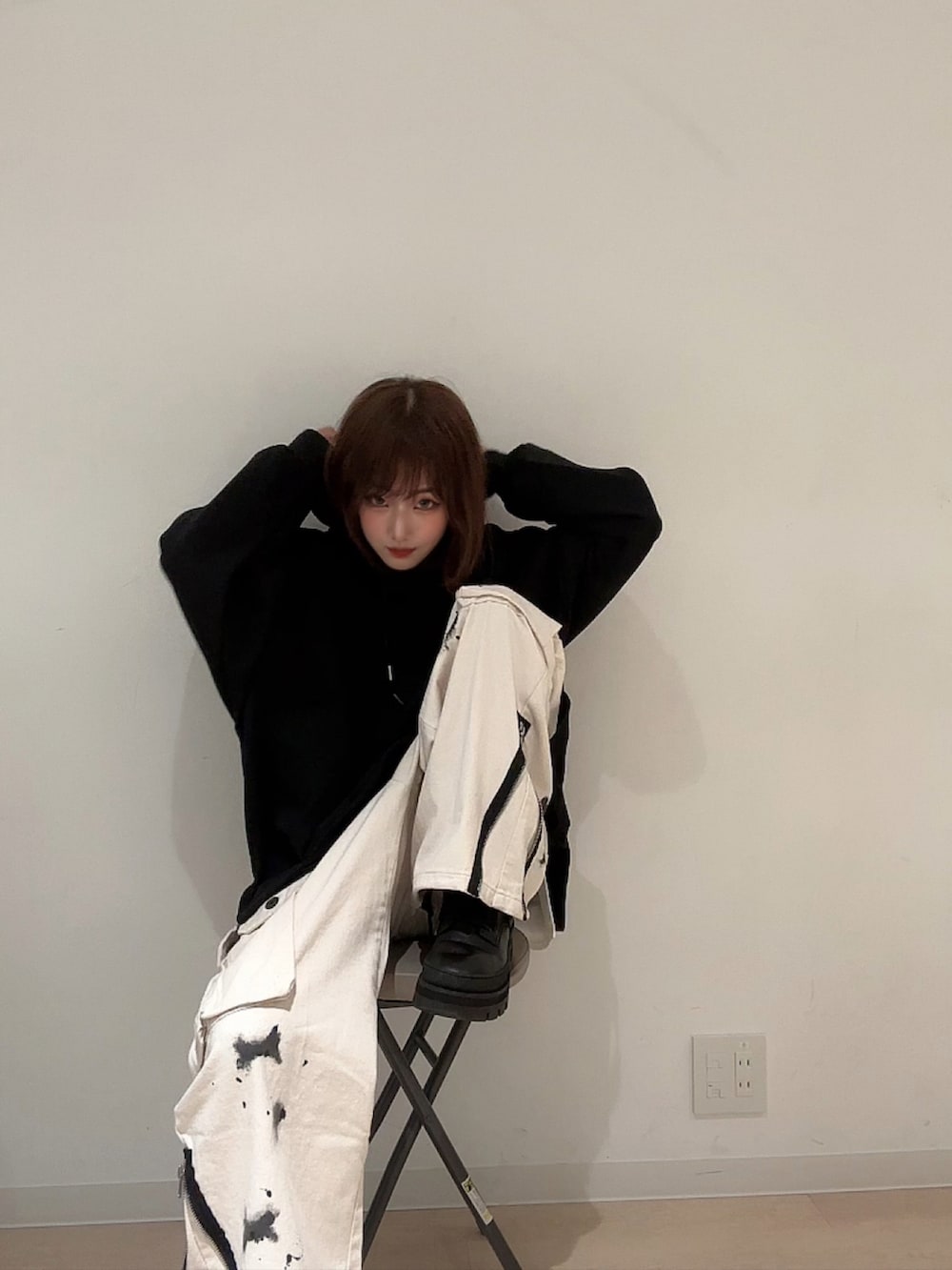 ホワイト系のデニムパンツ、ブラック系のブーツ、その他のハンドケア/ハンドクリームを着用したレディースの秋コーディネートの3枚目の写真