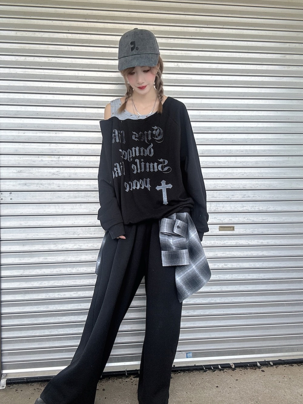 ブラック系のスウェットパンツ、ブラック系のスウェット、ピンク系のアイシャドウを着用したレディースの秋コーディネートの2枚目の写真