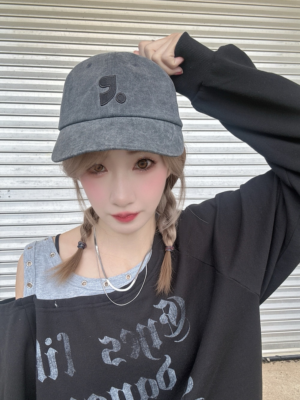 ブラック系のスウェットパンツ、ブラック系のスウェット、ピンク系のアイシャドウを着用したレディースの秋コーディネートの4枚目の写真