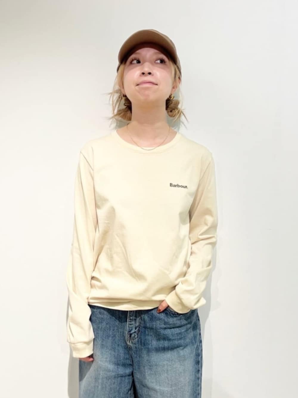 ブラック系のブルゾン、ホワイト系のTシャツ/カットソー、ベージュ系のキャップを着用したレディースの秋コーディネートの9枚目の写真