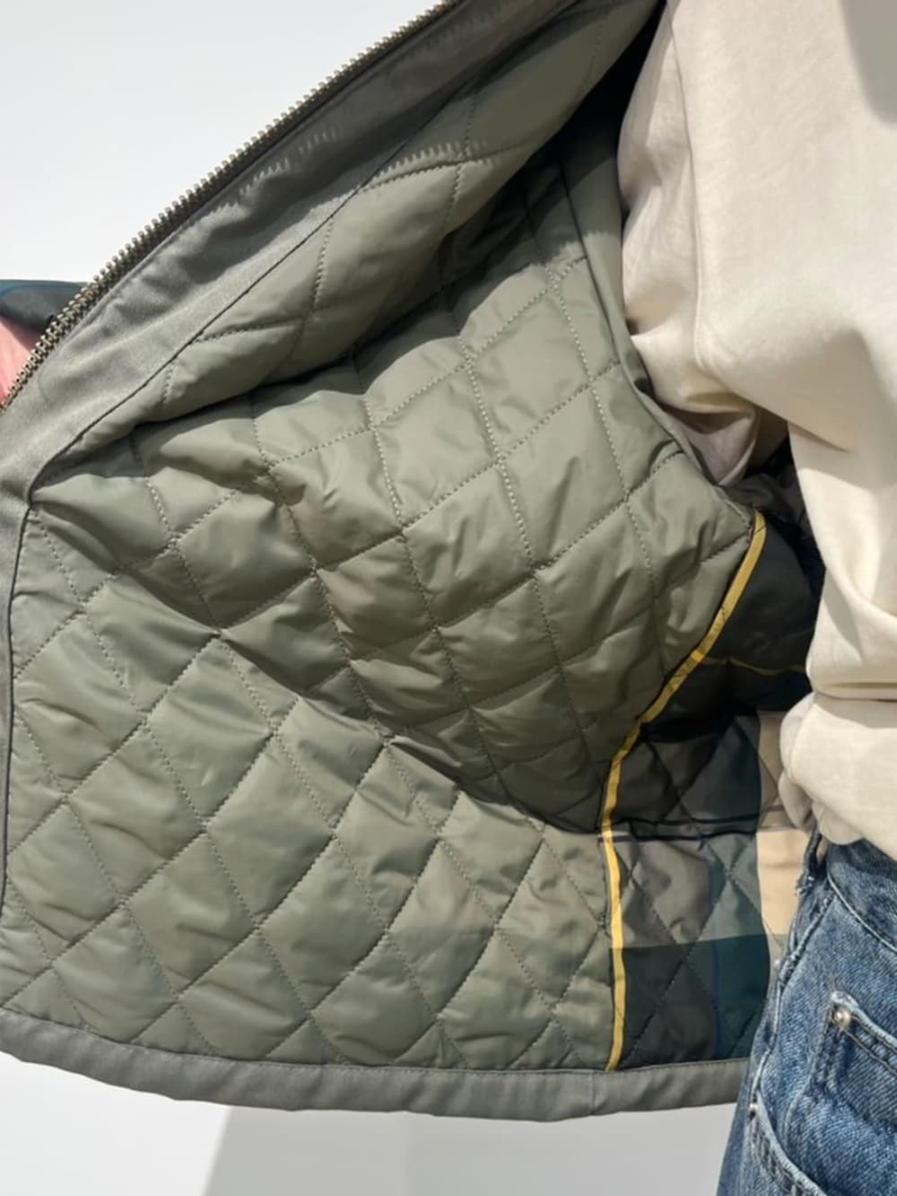 ブラック系のブルゾン、ホワイト系のTシャツ/カットソー、ベージュ系のキャップを着用したレディースの秋コーディネートの8枚目の写真