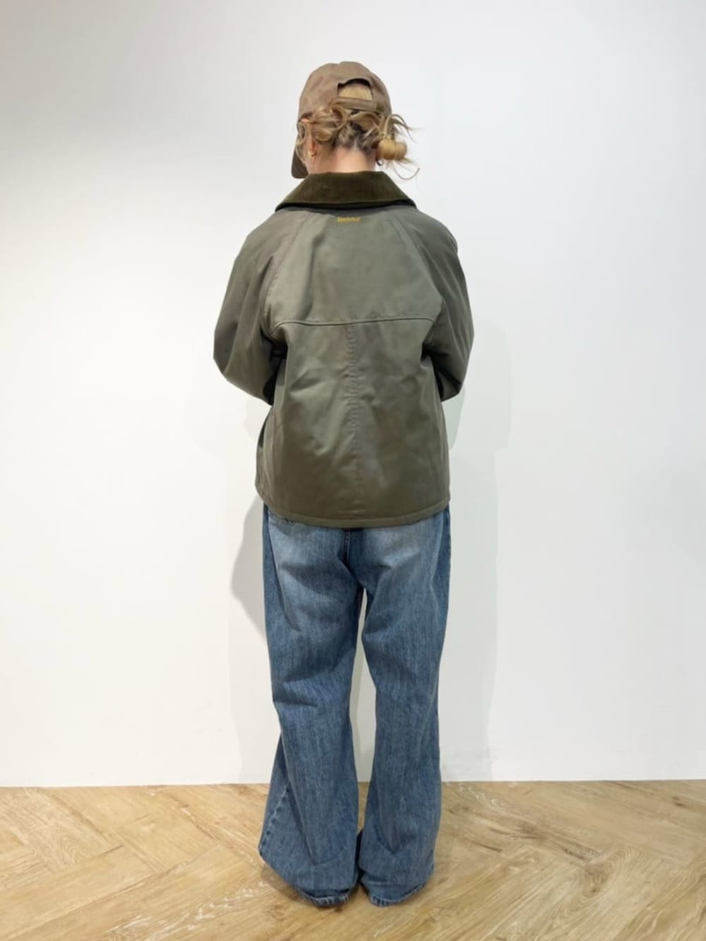 ブラック系のブルゾン、ホワイト系のTシャツ/カットソー、ベージュ系のキャップを着用したレディースの秋コーディネートの4枚目の写真