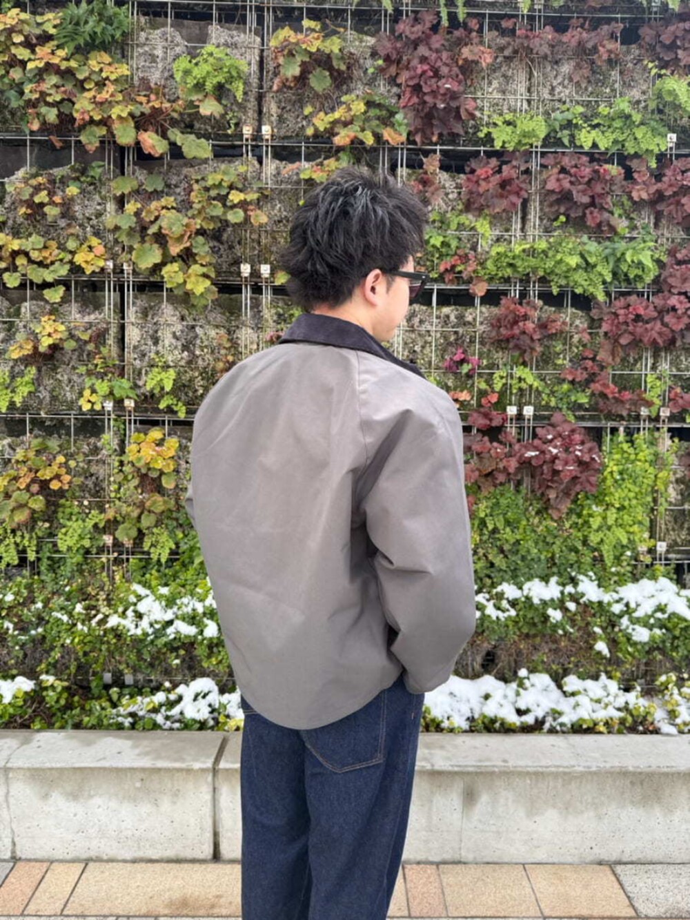 グレー系のその他アウターを着用したレディースの冬コーディネートの3枚目の写真