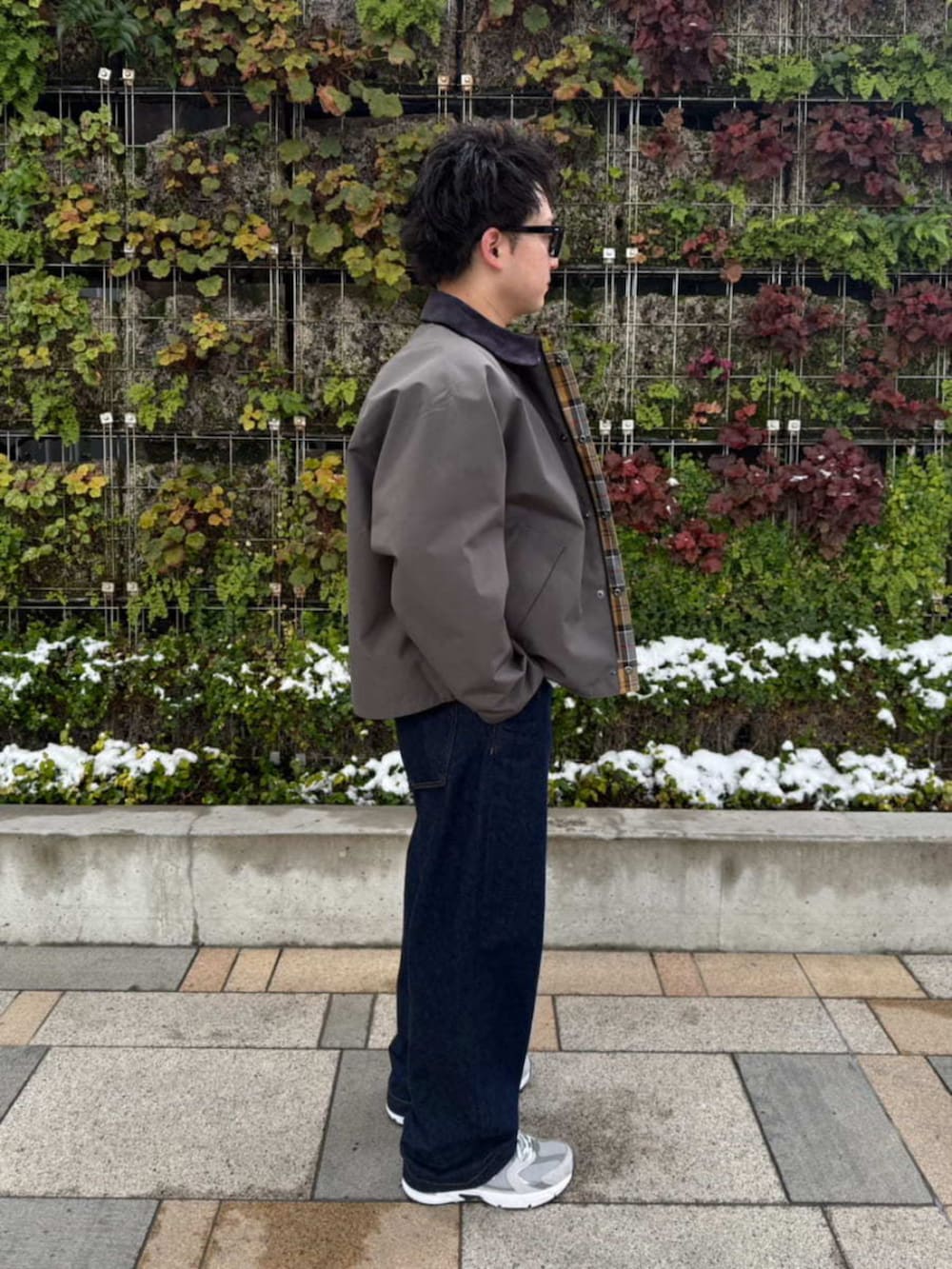 グレー系のその他アウターを着用したレディースの冬コーディネートの2枚目の写真