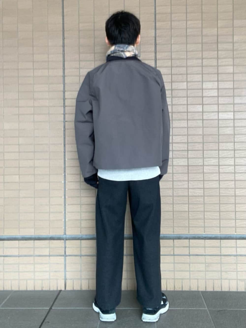 グレー系のその他アウター、ベージュ系のマフラーを着用したレディースの冬コーディネートの3枚目の写真