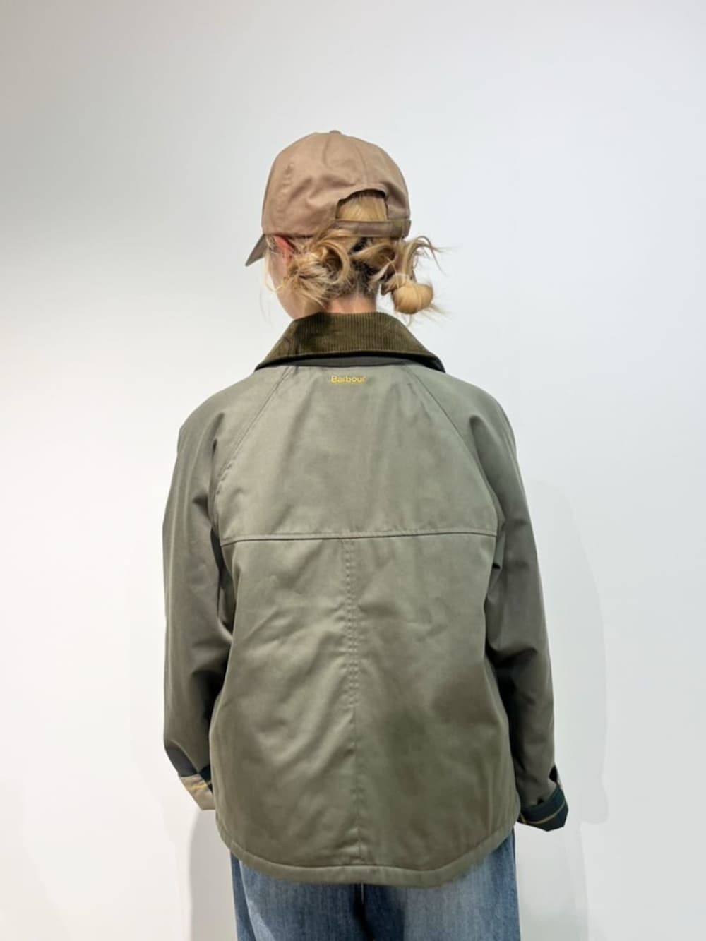 ブラック系のブルゾン、ホワイト系のTシャツ/カットソー、ベージュ系のキャップを着用したレディースの秋コーディネートの6枚目の写真