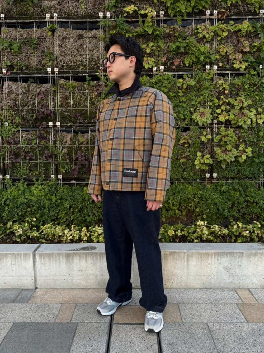 グレー系のその他アウターを着用したレディースの冬コーディネートの4枚目の写真