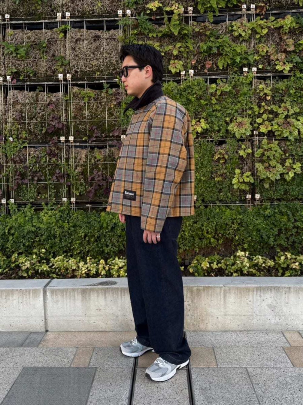 グレー系のその他アウターを着用したレディースの冬コーディネートの5枚目の写真