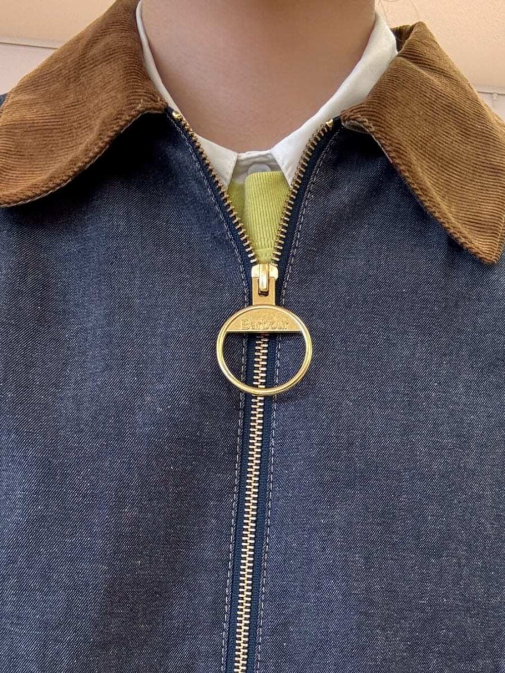 ブルー系のデニムジャケットを着用したレディースの春コーディネートの4枚目の写真