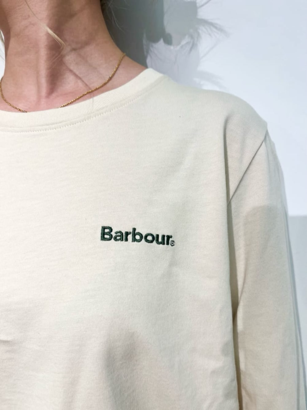 ブラック系のブルゾン、ホワイト系のTシャツ/カットソー、ベージュ系のキャップを着用したレディースの秋コーディネートの10枚目の写真