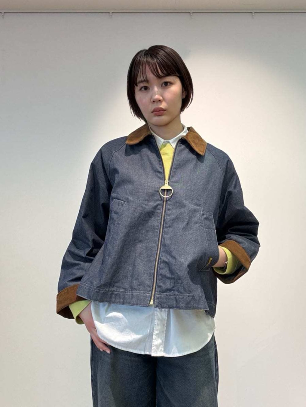 ブルー系のデニムジャケットを着用したレディースの春コーディネートの3枚目の写真