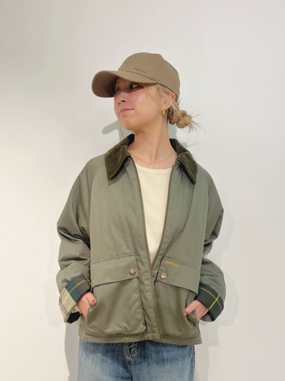 ブラック系のブルゾン、ホワイト系のTシャツ/カットソー、ベージュ系のキャップを着用したレディースの秋コーディネートの5枚目の写真