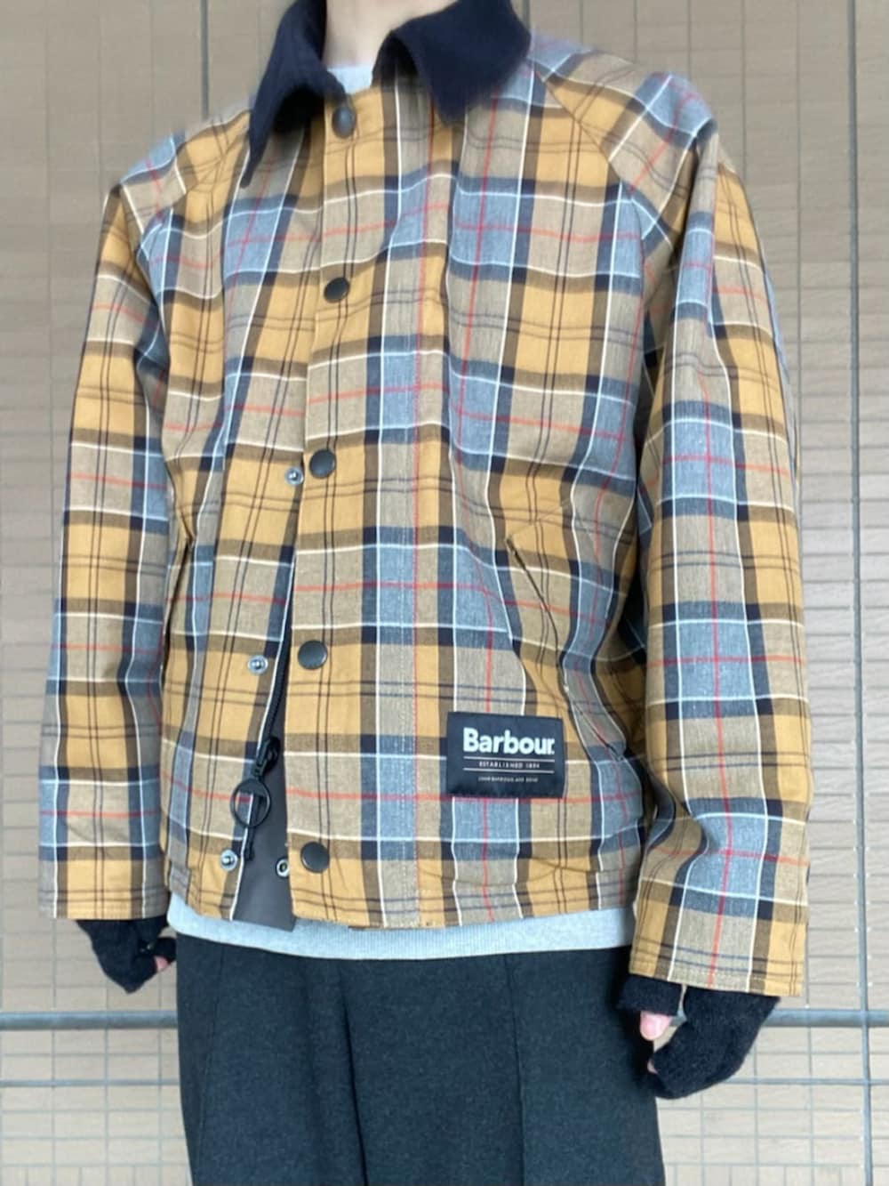 グレー系のその他アウター、ベージュ系のマフラーを着用したレディースの冬コーディネートの2枚目の写真