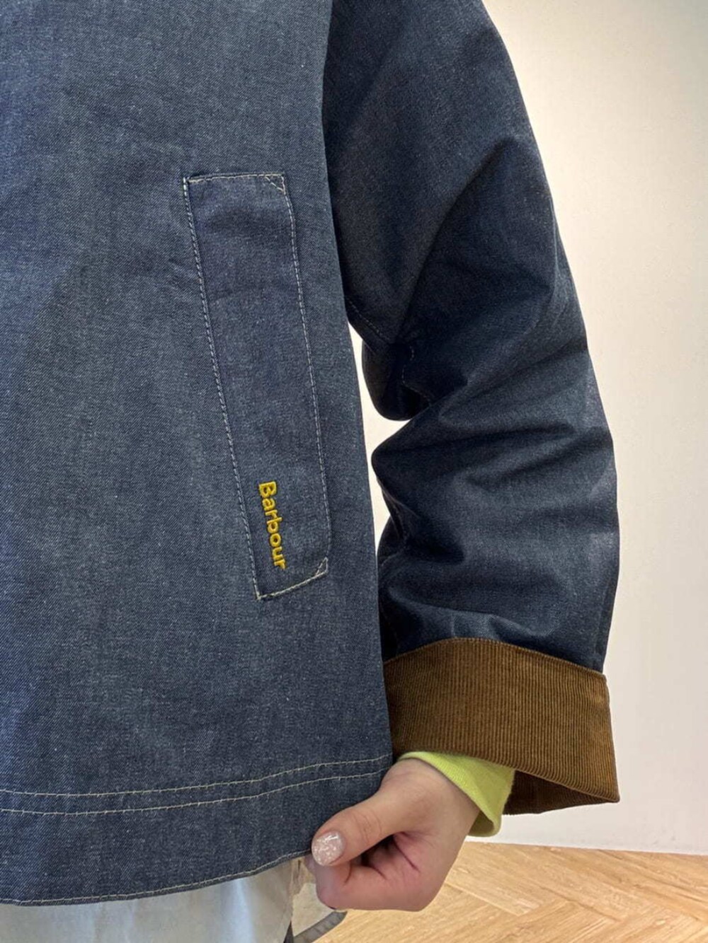 ブルー系のデニムジャケットを着用したレディースの春コーディネートの5枚目の写真