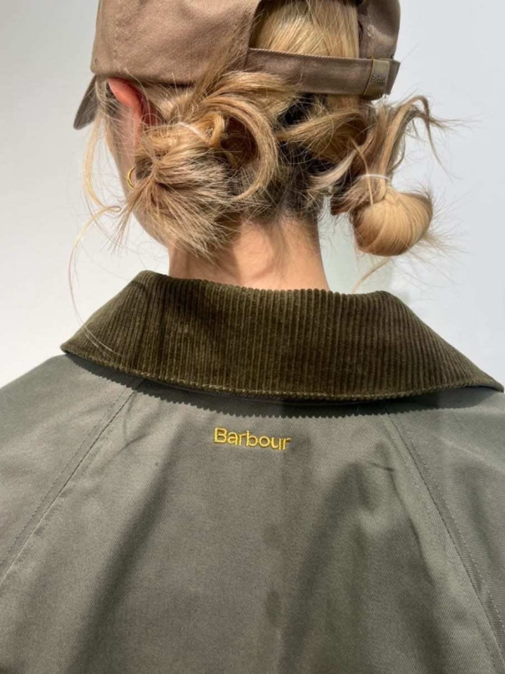 ブラック系のブルゾン、ホワイト系のTシャツ/カットソー、ベージュ系のキャップを着用したレディースの秋コーディネートの7枚目の写真