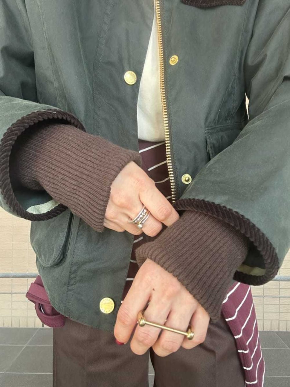 グリーン系のブルゾン、ホワイト系のTシャツ/カットソー、ブラウン系のその他パンツを着用したレディースの秋コーディネートの5枚目の写真