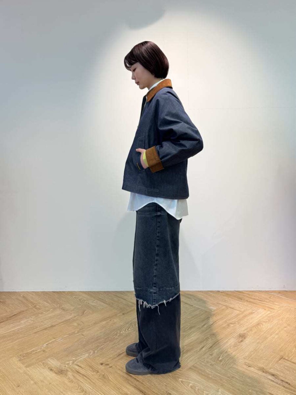 ブルー系のデニムジャケットを着用したレディースの春コーディネートの2枚目の写真