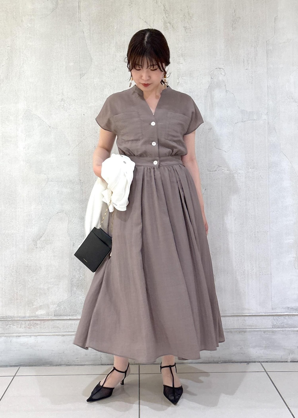 「モア、モアサロンエロペ、モア横浜、モア横浜高島屋、モア別注、夏ワンピ、サンダル、ワンピースコーデ、キレイめコーデ、初夏コーデ、夏コーデ、デートコーデ、お出かけコーデ、旅行コーデ、女子会コーデ」｜「SALON adam et rope'のドライコットンメタル釦浅Vネックカーディガン（カーディガン/ボレロ、ホワイト系）」を使った、sanaさん（レディース・160cm）の夏コーディネートの2枚目の写真