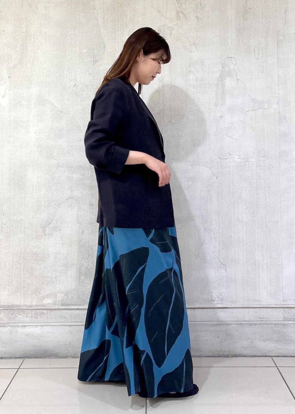 「モア、モアサロンエロペ、モア横浜、モア横浜高島屋、シアージャケット、キャミワンピ、リゾート、ショルダーバッグ、ミニバッグ、バレエシューズ、初春コーデ、春コーデ、初夏コーデ、お出かけコーデ、大人カジュアル」｜「ROPE'の【DEVEAUX（デヴォー）】エクスペンド リーフキャミワンピース/洗える（ワンピース、ブルー系）」を使った、sanaさん（レディース・160cm）の春コーディネートの5枚目の写真